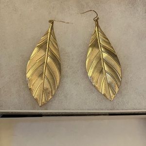 Long dangling goldtone earrings leaf style boho festival excellent condn vintage